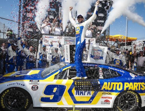 NASCAR en Dover, Delaware / Chase Elliott (Chevrolet Camaro) consigue su primera victoria en esta temporada.