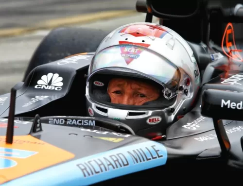 Mario Andretti (82) se dio el gusto de pilotear un McLaren MP4-28a en Laguna Seca