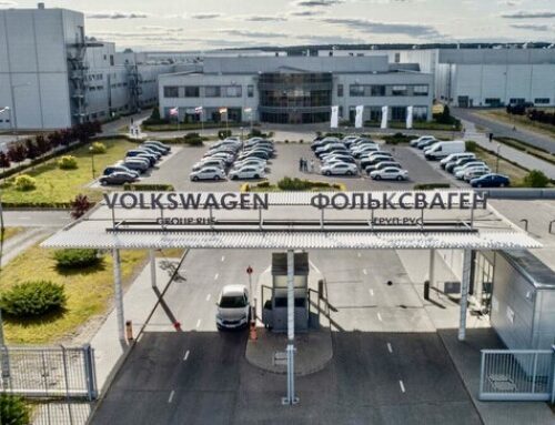 Industria / Volkswagen abandona Rusia, malvende su fábrica y toda su red de distribución a un simple concesionario local.