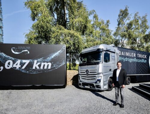 El camión Mercedes-Benz GenH2 (Hydrogen Fuel Cell) registró 1.000 kilómetros con un solo llenado de H2 líquido. Para la firma alemana el camino en larga distancia es el H2.
