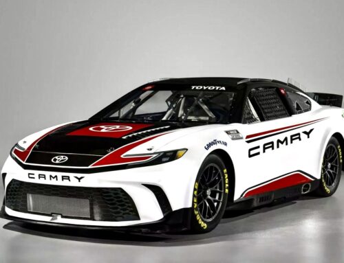 Toyota presentó el Camry 2024 para la NASCAR. El automóvil de nuevo diseño replica el automóvil de producción Toyota Camry XSE 2025.